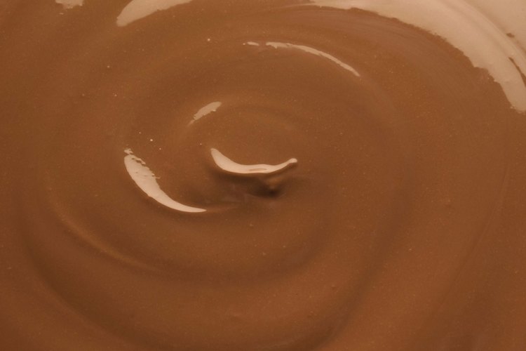 Rico y lujoso, el chocolate fundido se puede esparcir sobre fruta, verter sobre un pastel o moldear.