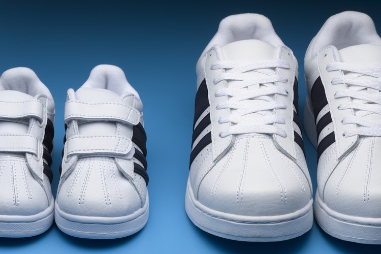 Ajusta la forma en que tus tenis se acomodan a tus pies sino ajustan de forma correcta.