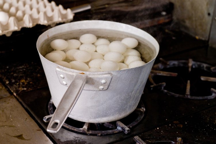 Colocar los huevos en agua fría antes de cocinarlos ayudará a que no se agrieten.