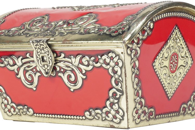 Una cómoda para joyas es pequeña y decorativa.