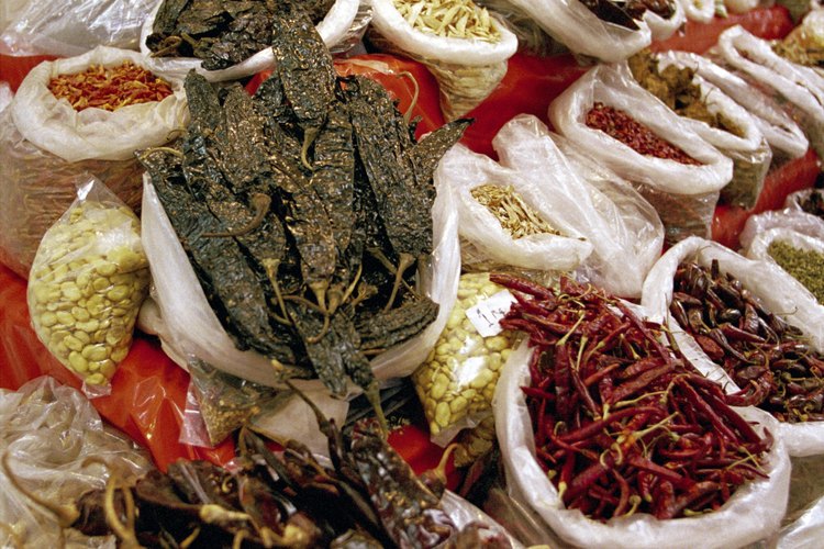 Una variedad de chiles secos se usa para preparar el mole.