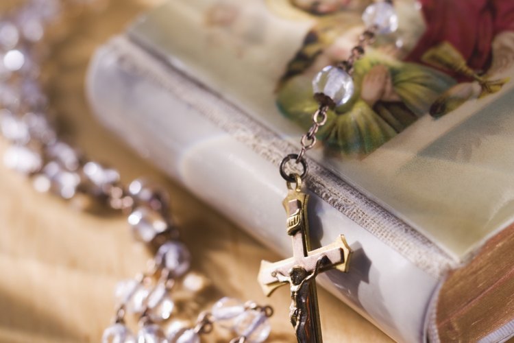 Incluye peticiones de oración al rezar el Rosario.
