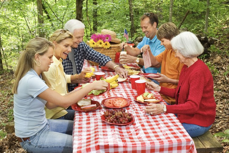 Un picnic planificado en el parque por los adolescentes puede ser una experiencia de vinculación excelente.