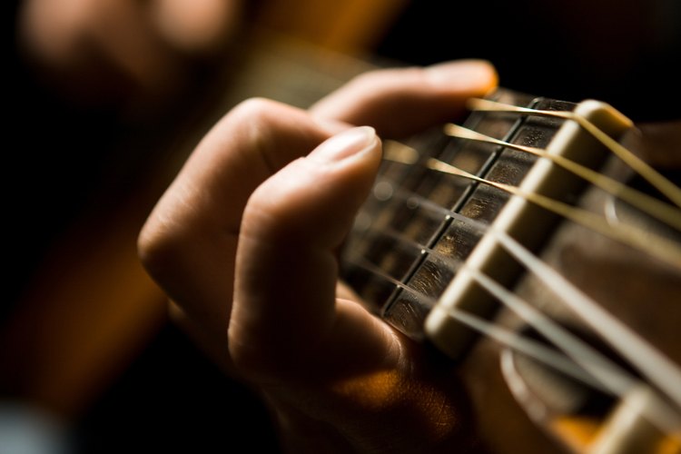 Pulsa la sexta cuerda de tu guitarra.