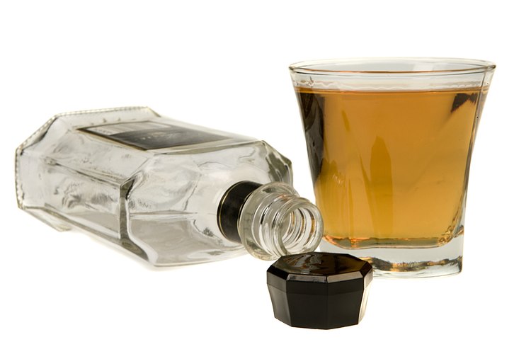 El whisky es un alcohol destilado por la fermentación de mostos de cereales.