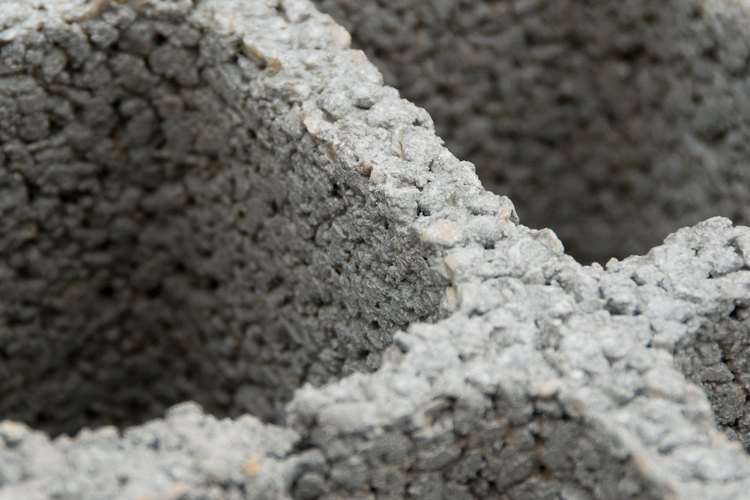 Los bloques de cemento y otros con celdas abiertas proporcionan una pavimentación permeable.