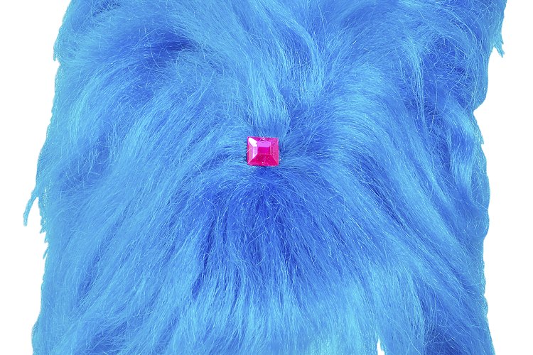 Compra una peluca que luzca muy parecida al cabello de tu personaje de anime.