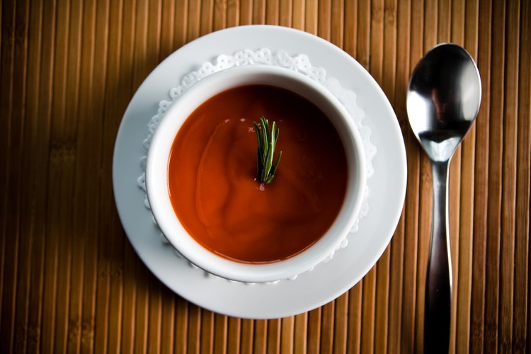 Las cucharas para sopa generalmente son redondeadas y tienen una concavidad más profunda que otras cucharas.