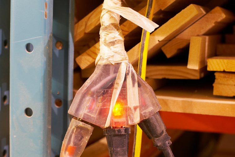Sobrecargar los enchufes eléctricos puede ser peligroso.