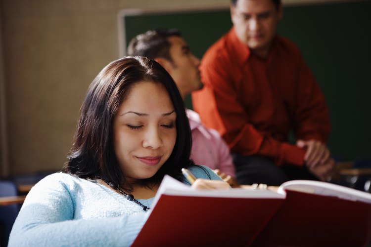 Pasen un libro memorial donde los invitados puedan escribir su propio mensaje sobre el fallecido.