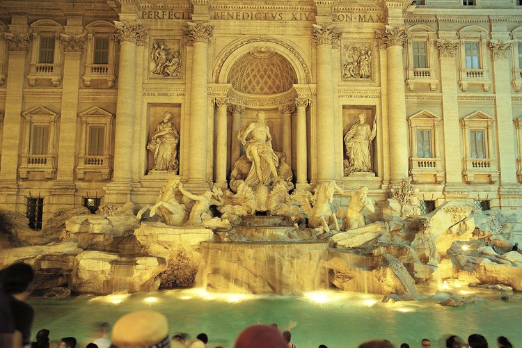 La Fuente de Trevi lanza reflejos en la noche.