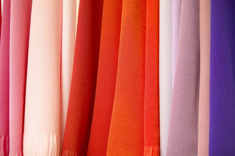 La artista de la tintura Paula Burch recomienda un producto llamado Retayne en su sitio web que está diseñado para ayudar a fijar el color de la tintura en la tela.