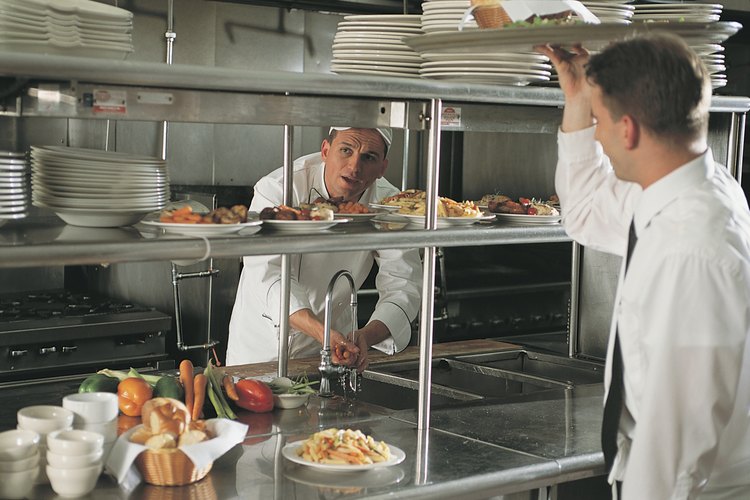 El hotel debe funcionar de acuerdo a las normas específicas de cada departamento, incluido el restaurante.