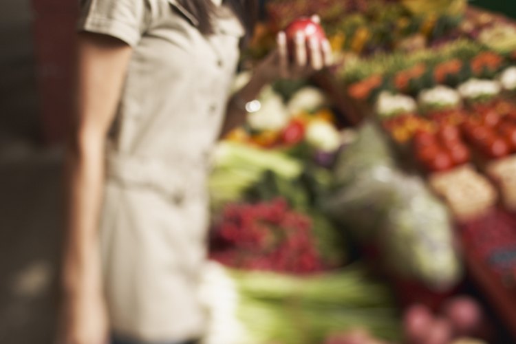 Mujer comprando en el mercado.