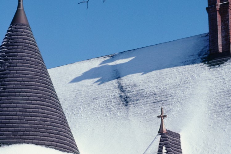 En general, los climas más fríos tienen pendientes más pronunciadas, para arrojar la nieve y el hielo, mientras que los lugares con mucho viento tienen inclinaciones más bajas.