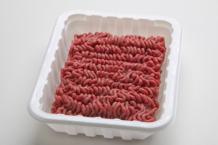Forma los patys con la carne picada descongelada en el microondas.