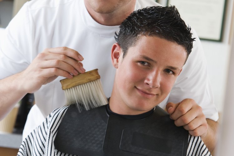 Este adolescente tiene un estilo de pelo corto.