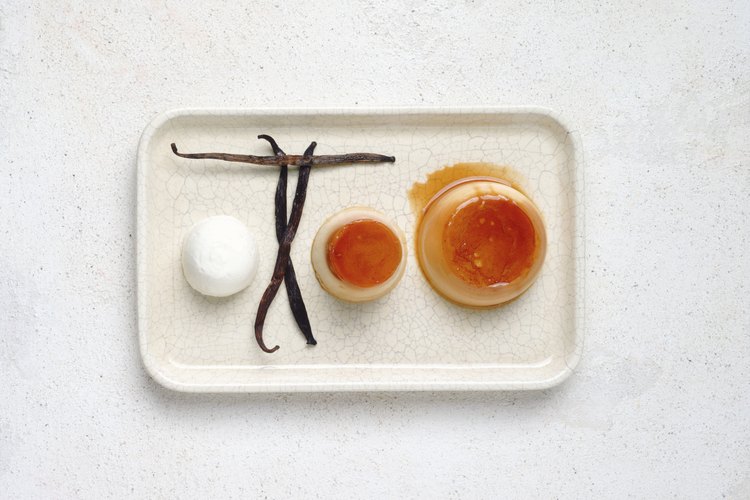Usa huevos enteros y leche con 2% de nata para una versiòn más ligera de este flan.