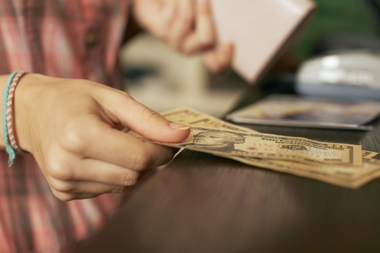 Para que un mes pueda cerrarse se deben completar las transacciones pendientes para el período.