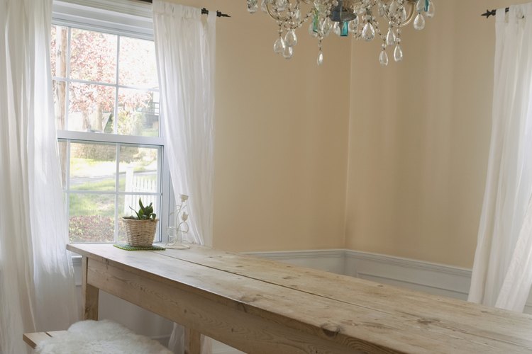 Unir un tema country con cortinas crea un cómodo comedor.
