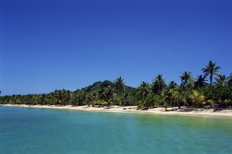 Roatán, Honduras, es un destino ideal para practicar actividades acuáticas como el buceo, snorkeling y pesca.
