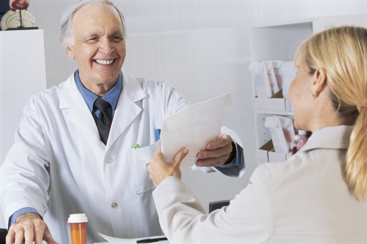 Los farmacólogos son responsables del desarrollo y la prescripción de drogas con fines medicinales.