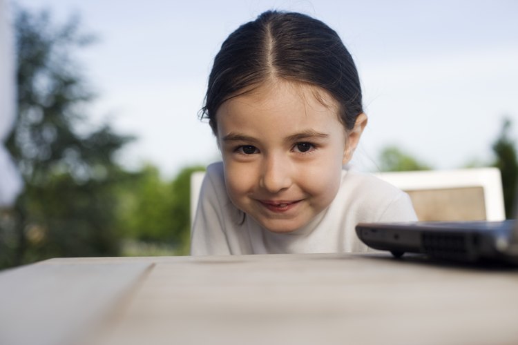 Lograr que un niño tímido sonría con el tiempo es beneficioso.