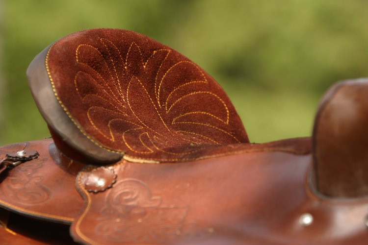 Las sillas para montar se utilizan para montar por placer y en actuaciones de actividades del oeste.