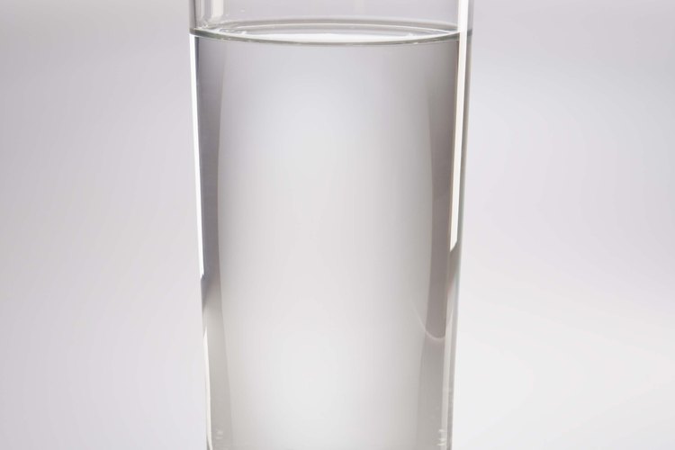 La prueba "del vaso de agua" es una forma sencilla de revisar la porosidad de tu cabello.