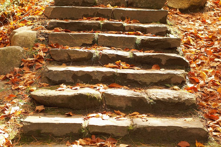 Poner escalones de piedra sólo requiere de herramientas simples.