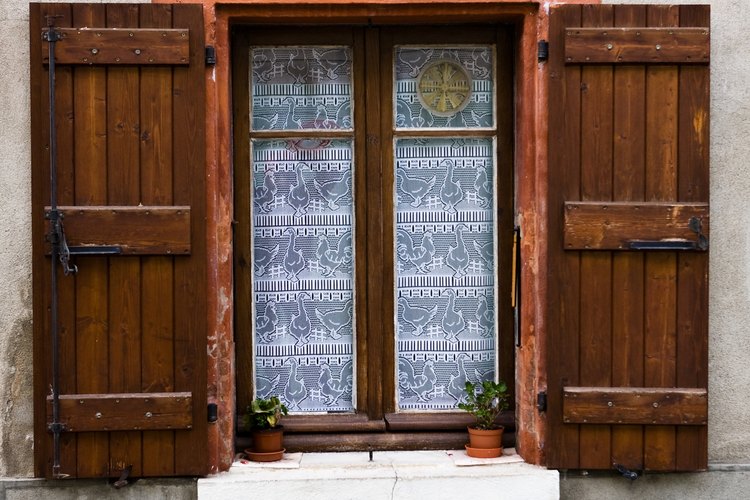 En algunos casos, los postigos se colocan en las ventanas como objetos decorativos.