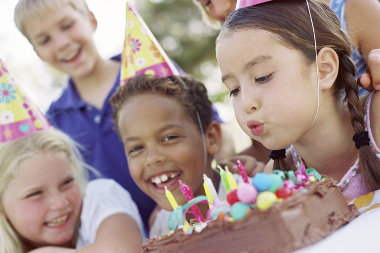 Niños en una fiesta de cumpleaños.