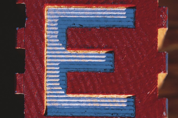 Adhiere el diseño impreso de las letras.