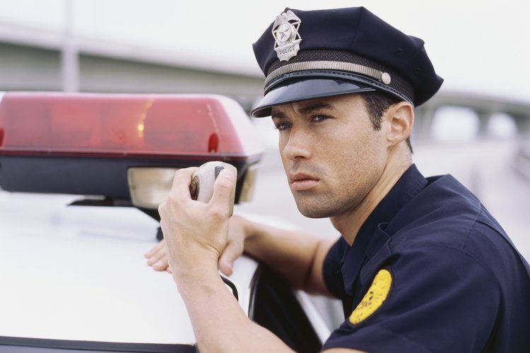 Oficial de policía en servicio.