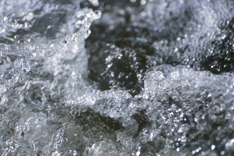 El agua destilada tiene guías de laboratorio.
