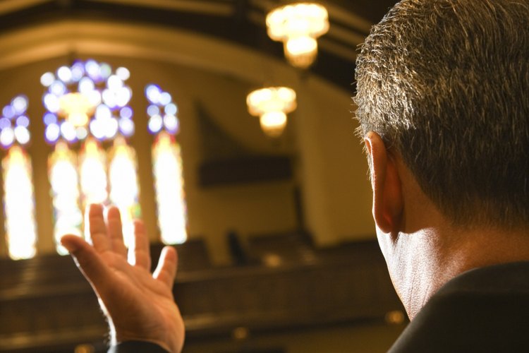 Busca un sacerdote exorcista.