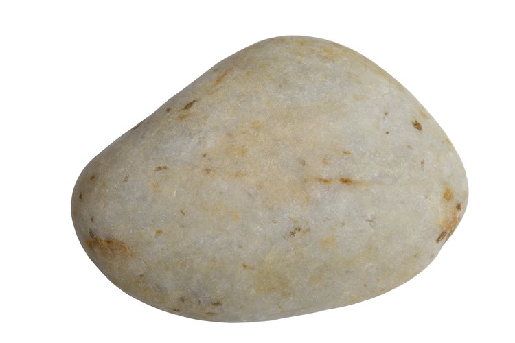 Cómo cortar piedras con un cincel y un martillo.