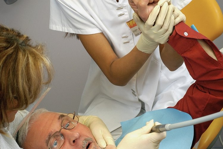 Los deberes de un asistente dental son regulados por el estado en el que trabajan, y varían de acuerdo a la ley estatal.