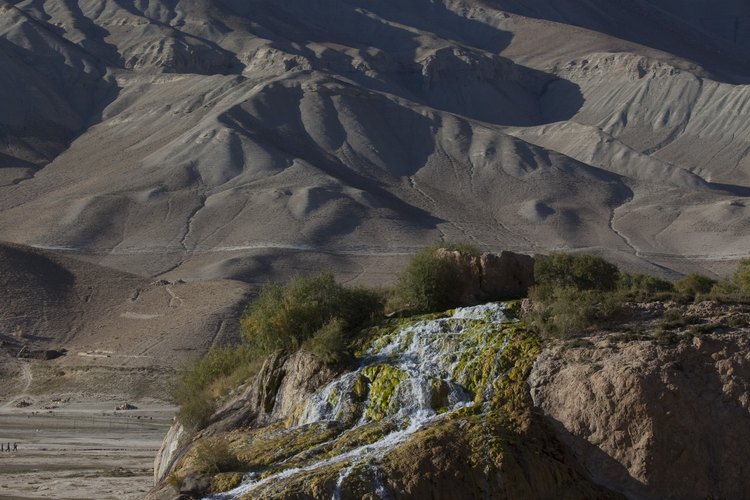 Una presa de travertino produjo una cascada en Band-e-Amin, Afganistan.