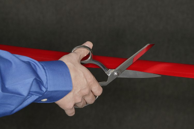 Una ceremonia de corte de cinta es una buena oportunidad para agradecer a los empleados y clientes.