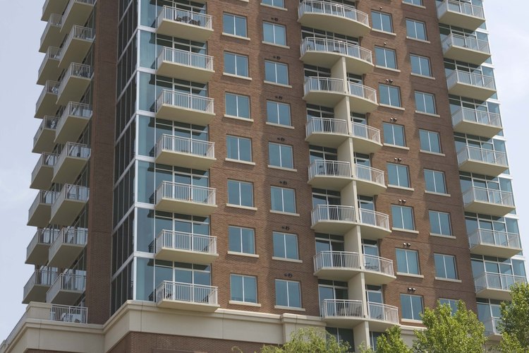La integridad estructural de un edificio alto debe ser buena para soportar los elementos.