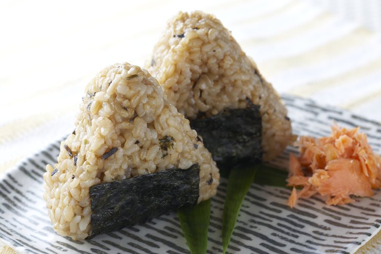 El onigiri es un plato japonés compuesto principalmente por arroz.