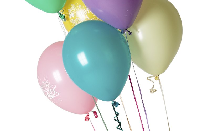 Haz una palmera con globos.