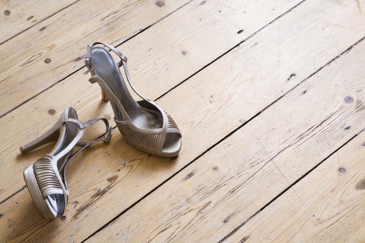 Baja los tacones de tu par de zapatos favorito.