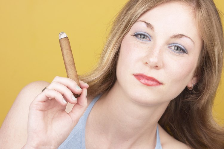 El olor a cigarro dura más que el de puro.