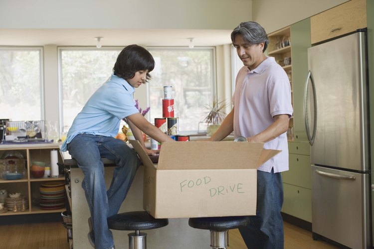 El primer impulso que tenemos es donar comida a las familias menos favorecidas, pero existen otras necesidades que debemos considerar.