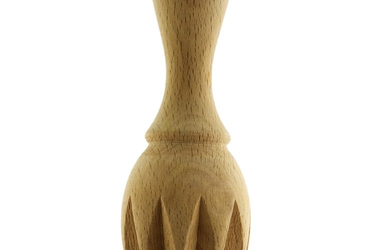 Un simple escariador de madera remueve sólo una parte del jugo de la pulpa de los cítricos.