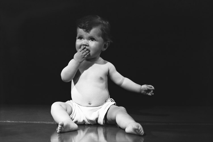 A medida que los bebés se vuelven más conscientes de su entorno, pueden volverse ansiosos alrededor de gente que no conocen.