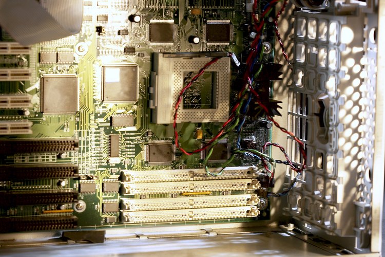 La desfragmentación es un proceso que reorganiza los fragmentos de archivo.