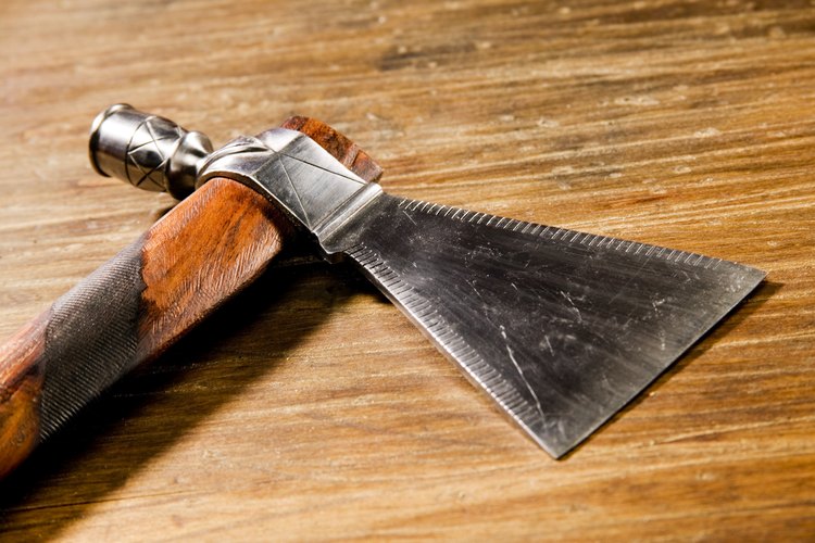 Los tomahawks fueron utilizados principalmente como un arma en tiempos de guerra pero también para cortar madera.